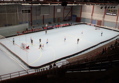 Här spelar de i Bombardier Arena, vilket till vardags är en ishockeyhall.