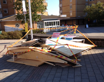 Sverigedemokraternas valstuga slogs sönder och samman på onsdagskvällen.