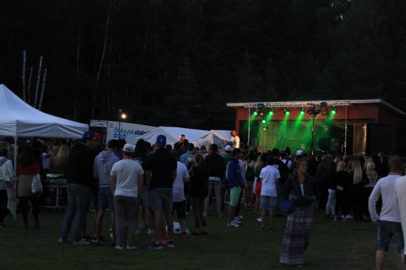 Gee Dixon, Stor och Bamma B var några av artisterna under Upplands-Bro Festivalen. Flera lokala talanger fanns också med i \