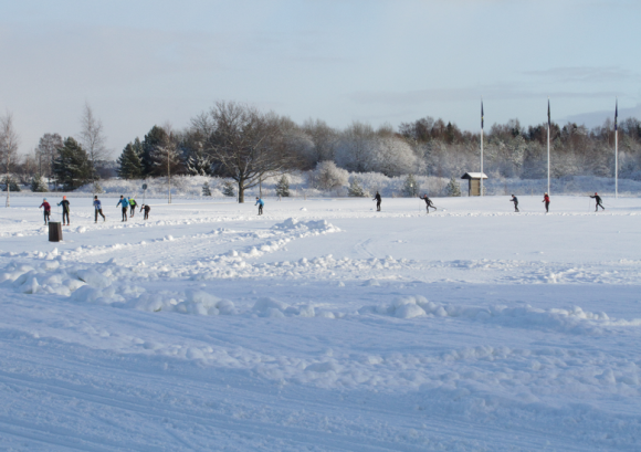 Vintersäsongen 2013/2014 var snöfattig och regnig, men några gulddagar bjöds det på och då var det många som passade på att åka längdskidor på Bro-Bålstas konstsnöspår.