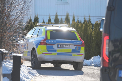 Under eftermiddagen och tidig kväll utförde polisen en teknisk undersökning av bostaden som ligger i Norrboda. Vid 18-tiden lämnade nationella bombstyrkan.