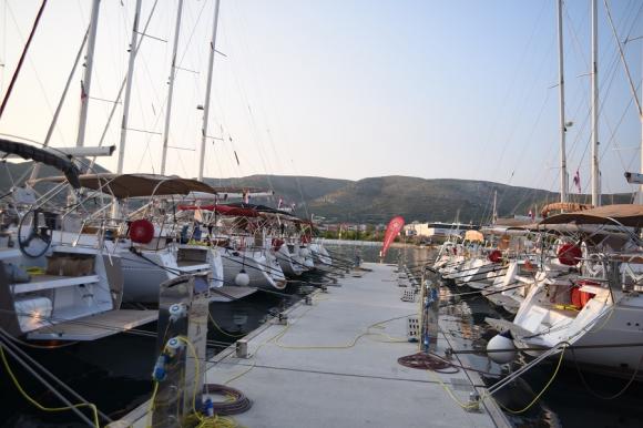 Alla backar in sina segelbåtar i de kroatiska hamnarna. Inte alls vanligt här i Sverige så det blev en ordentlig utmaning för gänget. Men ju längre veckan gick desto bättre gick det! Här i hamnen i Trogir.