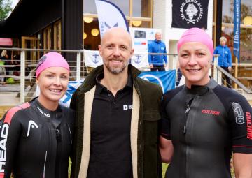 Triss i olympiska simmare! Lars Frölander flankeras av Hanna Storckenfeldt (tidigare Westrin) och Sarah Sjöström som tävlade tillsammans i Team Olympians, och som för övrigt numera även kan titulera sig som segrare i damlagklassen i Upplands-Bro Swimrun!