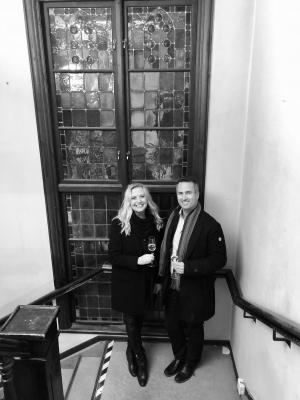 Vänner, kollegor och affärspartners: Nina Rönnberg och Ulf Månsson. <br />Bilden är från november 2019 när kompanjonerna äntligen fick nyckeln till Villa Skoga i handen.