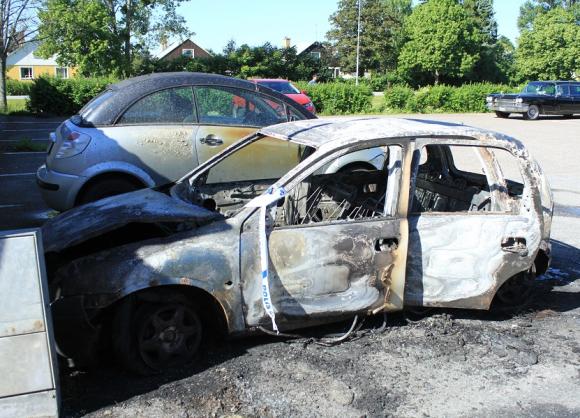 En bil totalförstördes och en bil skadades vid tisdagsmorgonens bilbrand.