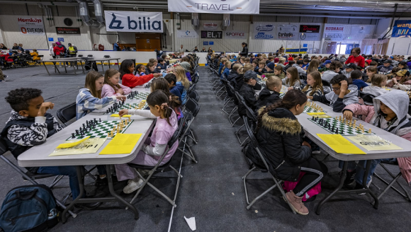På Spänga IP avgjordes Stockholmsregionens delfinal i Schackfyran i förra veckan. Koncentrationsnivån gick nästan att ta på när de drygt 1 100 fjärdeklassarna möttes i sina matcher. 