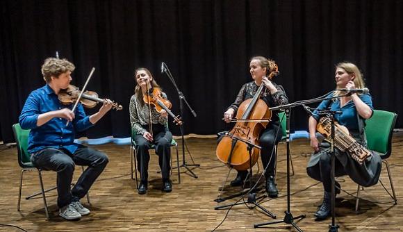 Gruppen Spelvilda: Marcus Mohlin (fiol), Ellinor Stålhammar (fiol, sång), Nina Granat (cello, sång), Elisabet Mei Ryd (nyckelharpa, sång)