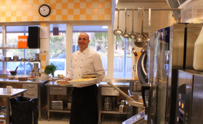 Emil Spanos regerar i köket på Norrboda förskola.
