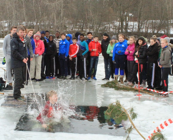 UBRO var även på plats ute på Hällkana när Broskolans sjuor och åttor badade isvak i februari 2015.