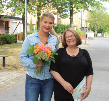 PostkodLotteriets värdinna Jessica Frej har kommit med glädjande vinstbesked förr, men för Li Maria Persson, som själv är en av vinnarna är det en rolig ny erfarenhet.