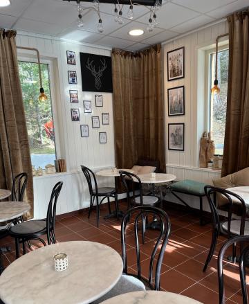 Har du fikat på Petjos i Villa Skoga känner du garanterat igen delar av möblemanget i det mysigt inredda caféet.