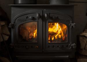 Mycket tyder på att det kommer att eldas mycket mer i hemmen till vintern och att braskaminen får gå från \