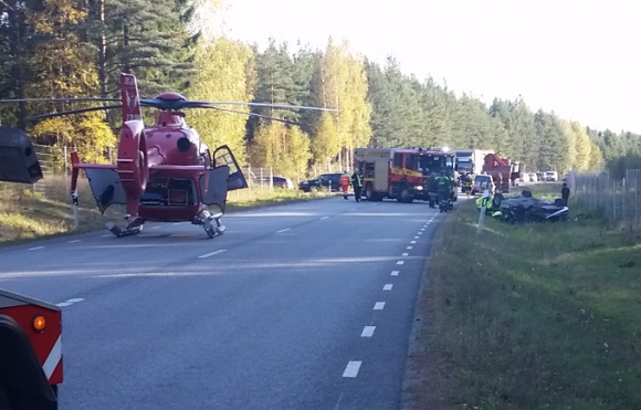 Klockan 15.34 larmades polis, räddningstjänst och ambulanshelikopter till Albylund, mellan Håbo-Tibble och Bro, där en trafikolycka inträffat.