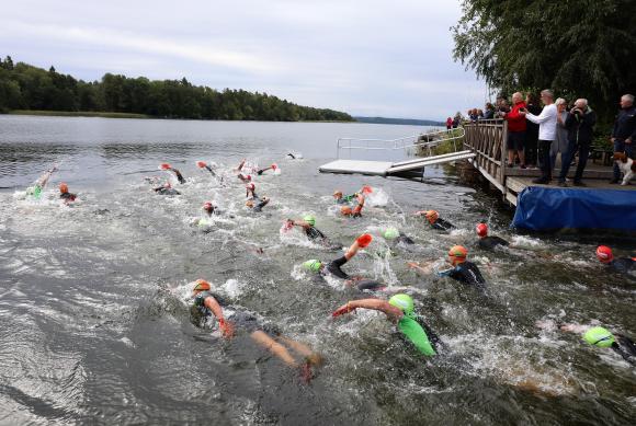 Starten har precis gått och de drygt 60 deltagarna i Upplands-Bro Swimrun har drygt 12 kilometers löpning och 1 800 meters simning framför sig innan de når målet i Stjärnparken i Bro centrum.