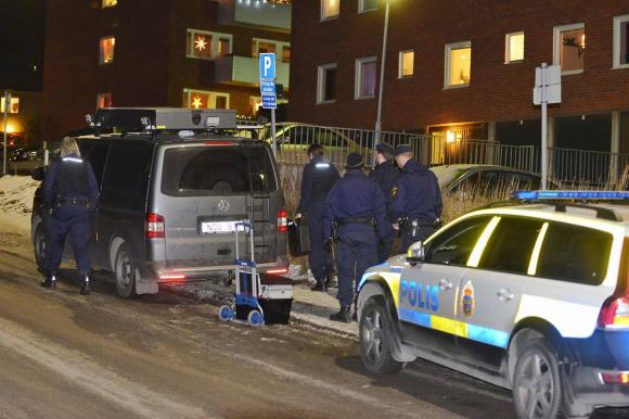 Kriminalteknikerna anländer till brottsplatsen i de centrala delarna av Kungsängen.