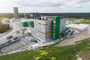 Världens första anläggning för återvinning av råvaror ur flygaska från avfallsförbränning finns på miljöföretaget Ragn-Sells anläggning Högbytorp i Bro.