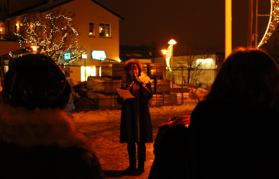 Ann-Charlotte Träisk, kyrkoherde i Bro församling, talade vid ljusmanifestationen.