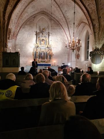 Välbesökt i Håtuna kyrka när Rotarys första välgörenhetskonsert arrangerades i december 2021.