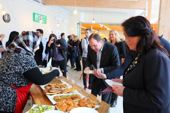 UBRO var med när dåvarande statsminister Stefan Löfvén besökte Café Nyfiket i Brohuset och fick se Upplands-Bro kommuns integrationsarbete, februari 2017.