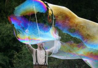 Jonatan Staaf är en mästare på magiskt stora såpbubblor. 