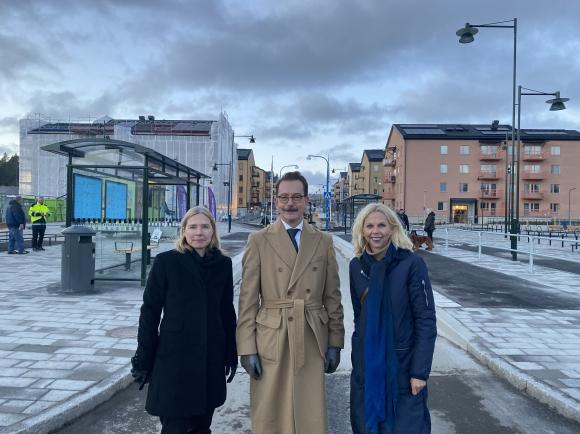 Maja Taaler Larsson, avdelningschef för kommunens tekniska avdelning, Marcus Sköld (M), ordförande i tekniska nämnden, Helena Liljedahl, VD för KF Fastigheter.