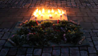 Bilden togs i samband med Kvinnojouren Annas Fackeltåg och Ljusmanifestation som hölls i Kungsängens Centrum i november 2012.