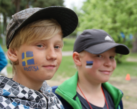 På Familjefesten som hölls i Källskolans ära kunde barnen bland annat göra ansiktsmålningar. När Valdemar från Källskolan bad att få en estländsk flagga på kinden byggdes en bro över språkhindren. Barnen från Barnens Hus ville genast ha svenska flaggor på sina kinder.