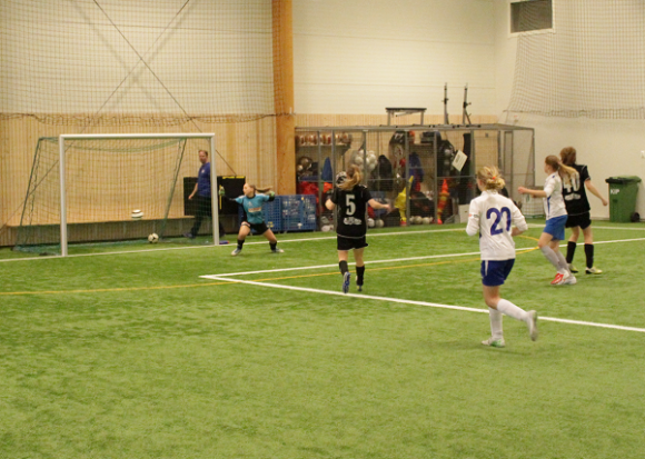 KIF i vitt spelade mot Knivsta i gruppspelet och vann med 1-0.