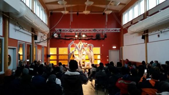 I lördags fick flyktingfamiljerna möjlighet att besöka Broskolan där JaKan Cirkus stod för underhållningen. Det blev ett uppskattat avbrott i \
