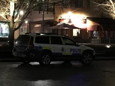 Strax innan 18 på torsdagskvällen rånades en butik i Bro centrum av tre eller fler knivbeväpnade och maskerade gärningsmän.