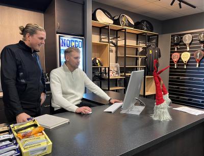 Björn och Daniel har anslutit Great Padel till bokningssystemet Matchi så att spelarna enkelt kan boka sig i ett schema med bokningsbara tider. När man bokat sin önskade tid får man en engångskod som man använder för att låsa upp entrédörren om så behövs. Personal finns på plats klockan 09-20 men banorna går att boka mellan 06-00. Fem minuter innan den bokade tiden tänds lamporna på den bokade banan och tio minuter efter släcks de ner (om ingen har tiden före eller efter vill säga). <br />