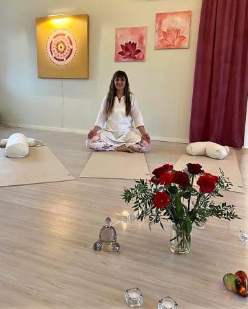 Susanne Hörder Lindskog driver företaget Freevia - Samtal och Yoga. Sedan slutet av januari finns hon i sin nyöppnade yogastudio på Skolvägen i Kungsängen.