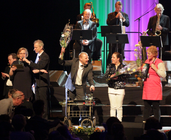 Upplands Väsbys kommunalråd Ann-Christin Martens har precis avslöjat att Per Andersson från Halmstad vunnit Väsby Melodifestival 2015. En jublande Per syns mitt i bild.