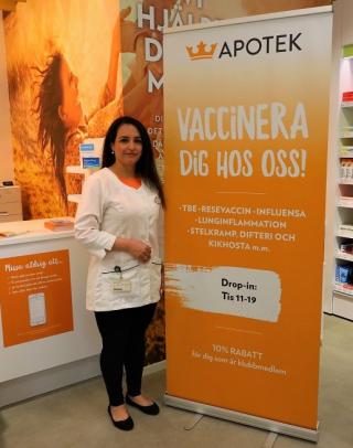 Bro-bon Kizhan Amin och hennes personal öppnade Apotek Kronan i Brunna Park för ett halvår sedan. Nu utökar de serviceutbudet och erbjuder drop-in-vaccinationer.