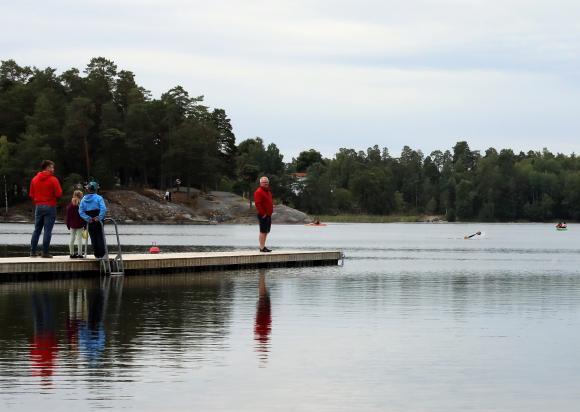 &Auml;ven vid lillsjöbadet fanns det en del åskådare som hejade på de tävlande när de kom simmande. Ute på sjön fanns även ett antal följebåtar, något som alltid finns av säkerhetsskäl.