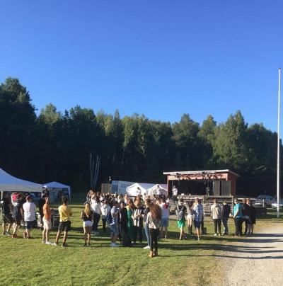 Härligt augustiväder och spännande artister lockade ner publiken till Lillsjön i lördags.