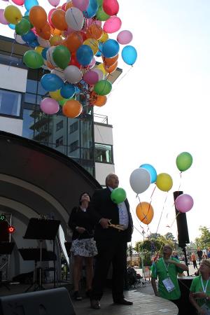 Med ett klipp av kommunalrådet Jan Stefansson släpptes hundratals (nedbrytningsbara) ballonger till skyn för att markera att invigningsfesten kunde börja.