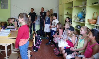 Bland annat besökte de en skola i Pärnu där de fick delta i en engelskalektion. De estländska barnen reser sig upp när de svarar på frågor från fröken.
