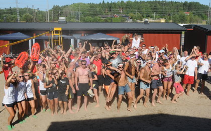 Gruppbild på de flesta av de 104 deltagarna i 2013 års upplaga av HTB - Håbo-Tibble Beach.<br /><br />