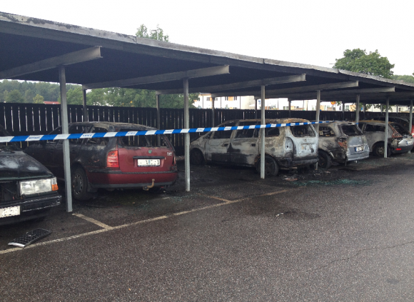 Sex bilar totalförstördes och en sjunde blev svårt skadad i branden som härjade en carportlänga på Fasanstigen natten mot tisdagen.