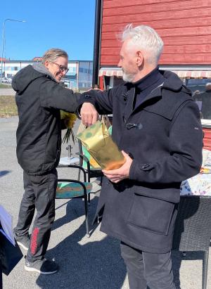 Henrik Wahlström gratuleras av Fredrik Kjos, KSO. Numera är armbågstouchen en invand hälsningsform - vem hade kunnat tro det för drygt ett år sedan när vi kramades och skakde hand i liknande situationer!?