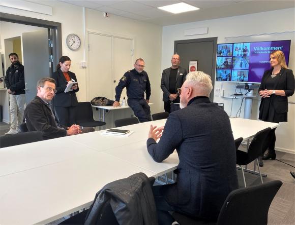 När dåvarande partiledaren, numera Statsminister, Ulf Kristersson (M) besökte kommunens Trygghetscenter i Bro i oktober 2020 var UBRO självklart på plats.