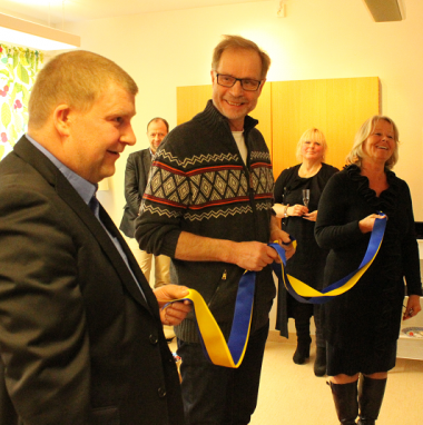 Rolf Nerssing, Hans Andersson och Tina Teljstedt visade prov på fint samarbete när det blå-gula bandet symboliskt knöts ihop.