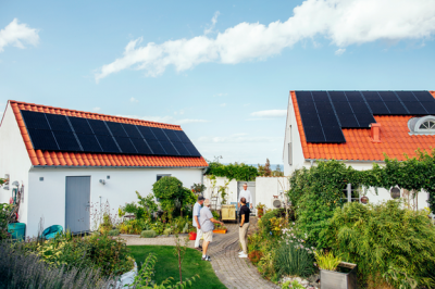 Hållbarhetsambitioner och rekordhöga elpriser har blåst upp intresset till att ansluta solkraft till elnätet till bristningsgränsen. E.ON ser en rekordstor efterfrågan för att ansluta privata solcellsanläggningar. Samma sak på företagsmarknaden, där enskilda förfrågningar gäller anslutningar av stora solparker som motsvarar effekten av en medelstor stad. 