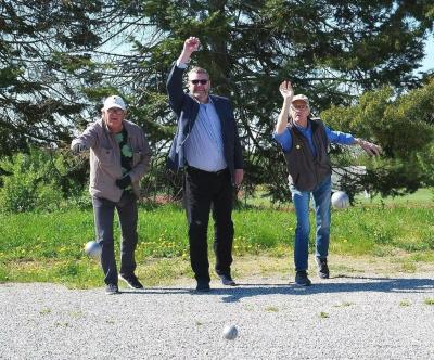 Eddy Malm, PRO, Peter Wissing (M), förste vice ordförande i kultur- och fritidsnämnden, och Hans Dahlberg, SPF Seniorerna, testar den nya boulebanan i Kungsängen.