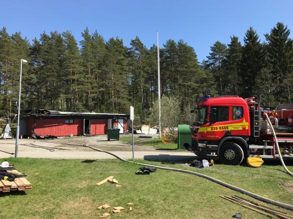 Cafébyggnaden vid Lillsjön totalförstördes i morgonens brand. Några av väggarna står kvar men taket och stora delar av byggnaden är borta.