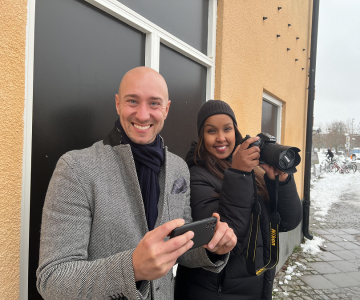 Rasmus Vanagand, verksamhetsledare för Bro Utveckling och Amina Ahmed Ibrahim, delprojektledare för Omdaning Bro hoppas få in många fotografier i fototävlingen Bro 365.