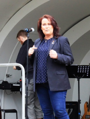 Camilla Janson, kommunstyrelsens ordförande, teckenspråkstolkade sitt invigningstal.