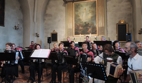 Den schweziska dragspelsorkestern Accordion Orchestra Aesch är redo att bjuda på musikunderhållning i Kungsängens kyrka. 
