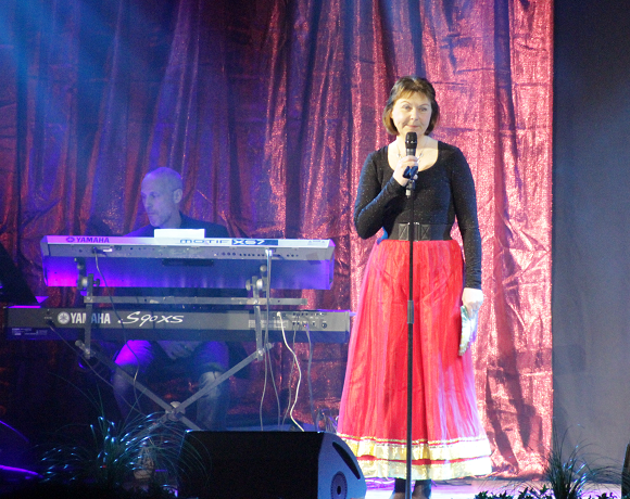 Yvonne Broberg, initiativtagaren till Väsby Melodifestival, önskade artisterna och publiken hjärtligt välkomna till 2014 års musikfest.